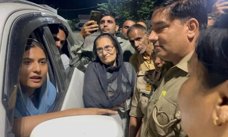 इकरा हसन हाउस अरेस्ट