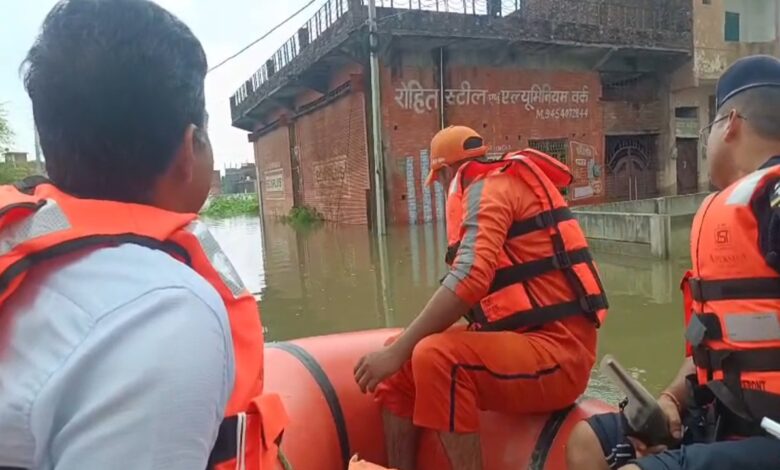 नावों के जरिए घर-घर पहुंच रही NDRF