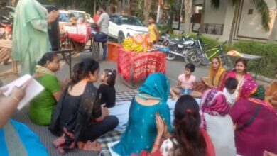 चंदे को लेकर गेट बंद