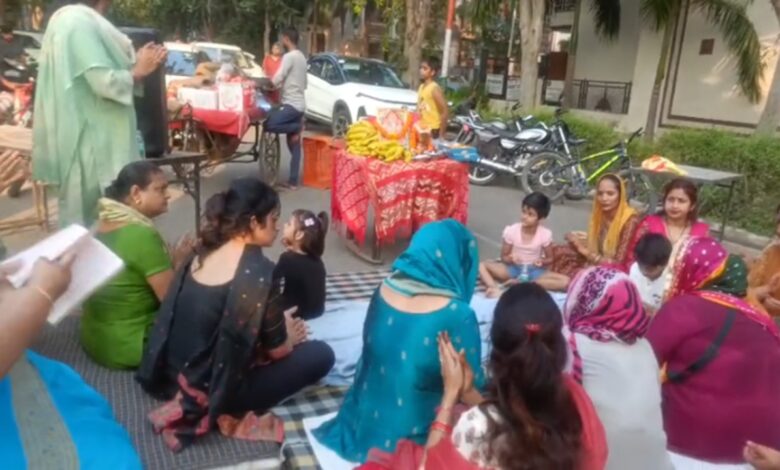 चंदे को लेकर गेट बंद
