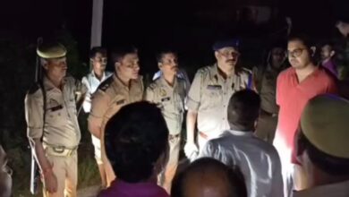 गहरे पानी में डूबे बच्चे