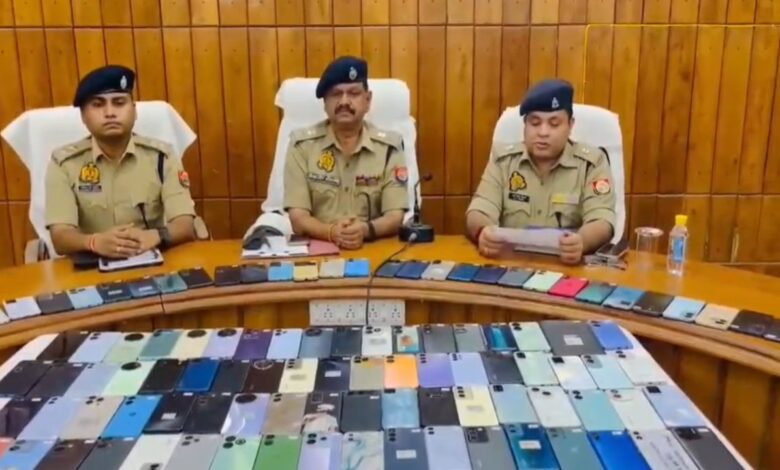 मालिकों को लौटाए मोबाइल