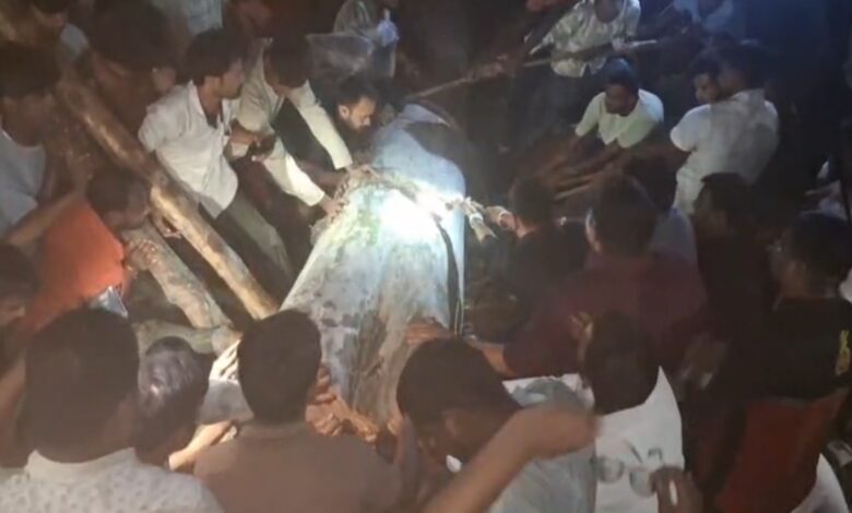 क्रेन से मजदूर को बचाया