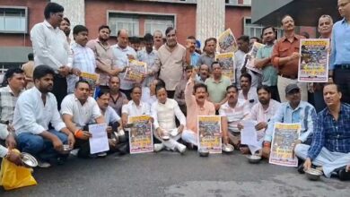 कटोरा लेकर व्यापारियों का प्रदर्शन