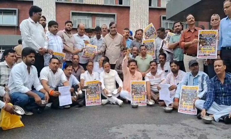 कटोरा लेकर व्यापारियों का प्रदर्शन