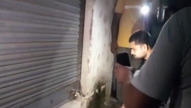 18 दुकानों के खुले ताले