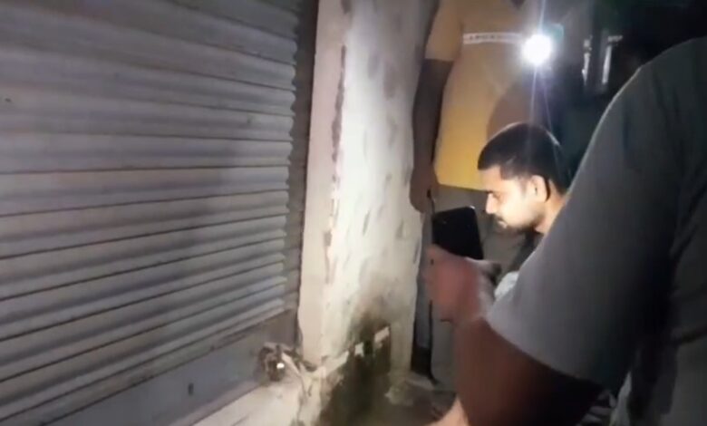 18 दुकानों के खुले ताले