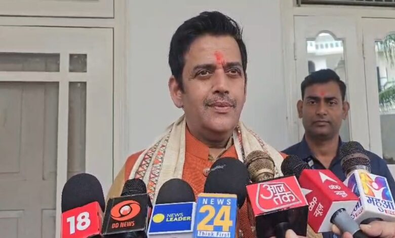 रवि किशन का कांग्रेस-सपा पर हमला