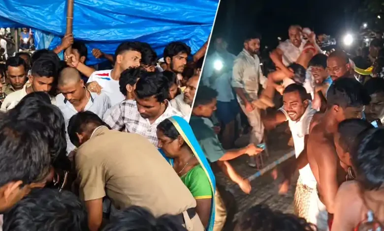 बीच पानी में पलटी नाव
