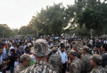 चेतावनी के बाद भी जुटे प्रदर्शनकारी