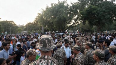 चेतावनी के बाद भी जुटे प्रदर्शनकारी