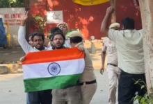 गेट बंद होने के बावजूद पहुंचे प्रदर्शनकारी
