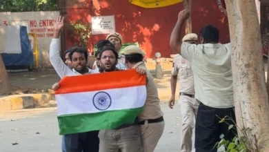गेट बंद होने के बावजूद पहुंचे प्रदर्शनकारी
