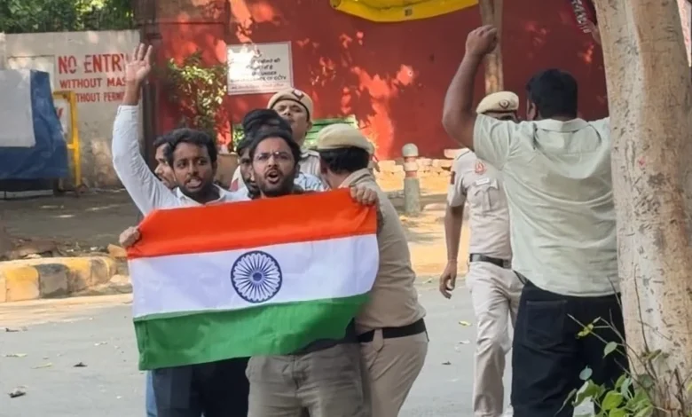 गेट बंद होने के बावजूद पहुंचे प्रदर्शनकारी