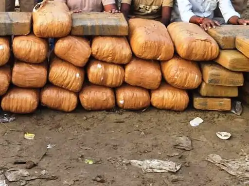 ट्रक की गुप्त कैविटी में छिपाकर लाते थे गांजा