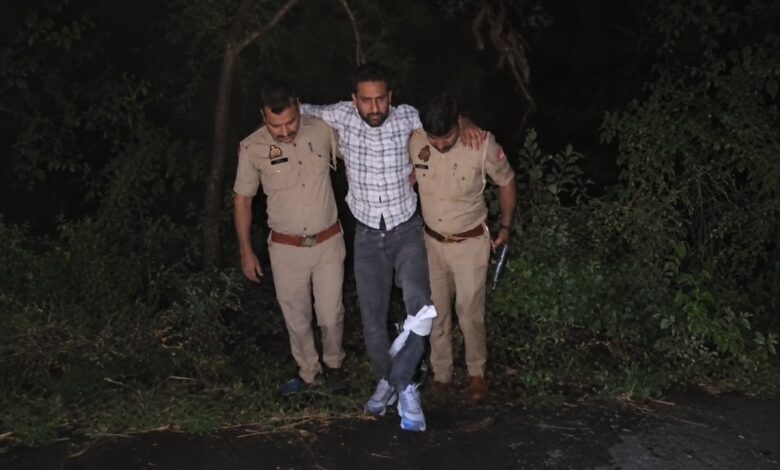 चोरी की बाइक और नकदी बरामद