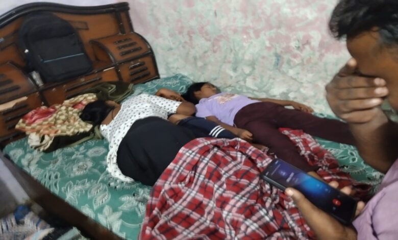 पति-पत्नी और तीन बच्चों की मौत