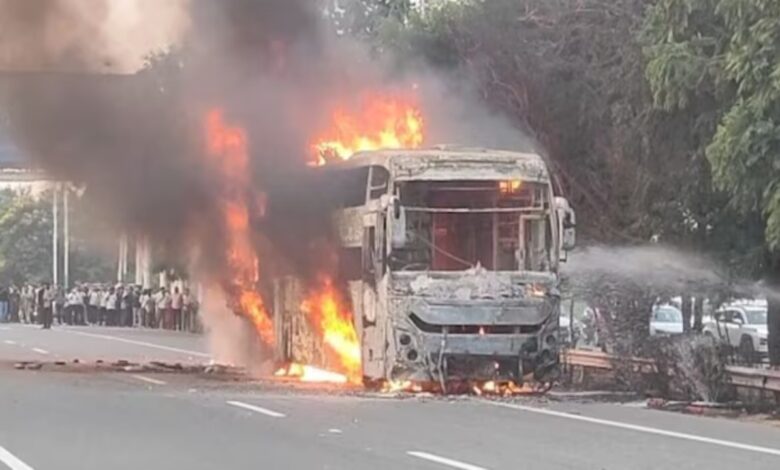 12 दिन में दूसरी चलती बस में आग