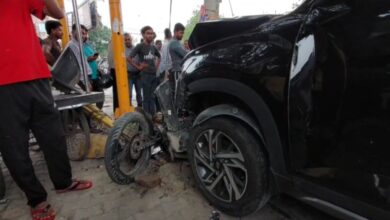 तेज रफ्तार कार की टक्कर से तीन लोग घायल