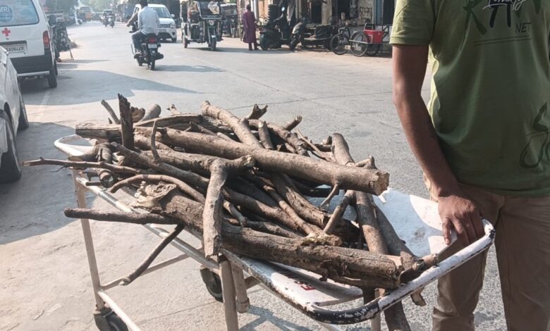 अस्पताल में मरीजों के स्ट्रेचर पर लकड़ियां