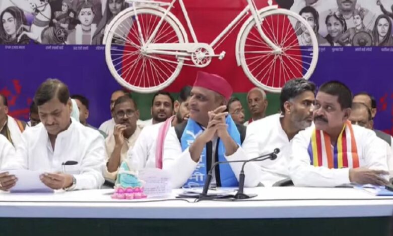 पूर्व IAS समेत कई नेताओं की सपा में एंट्री