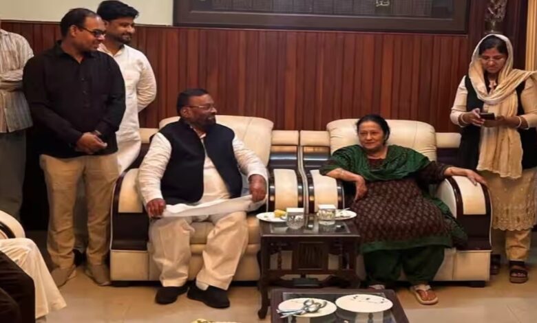 आज़म परिवार से मिले स्वामी प्रसाद मौर्य