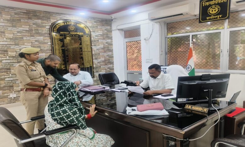 जिलाधिकारी ने कलेक्ट्रेट में जनसुनवाई कर सुनीं आमजन की समस्याएं