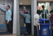 कूड़ा लेकर नीचे जा रहे थे कर्मचारी