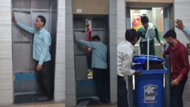 कूड़ा लेकर नीचे जा रहे थे कर्मचारी